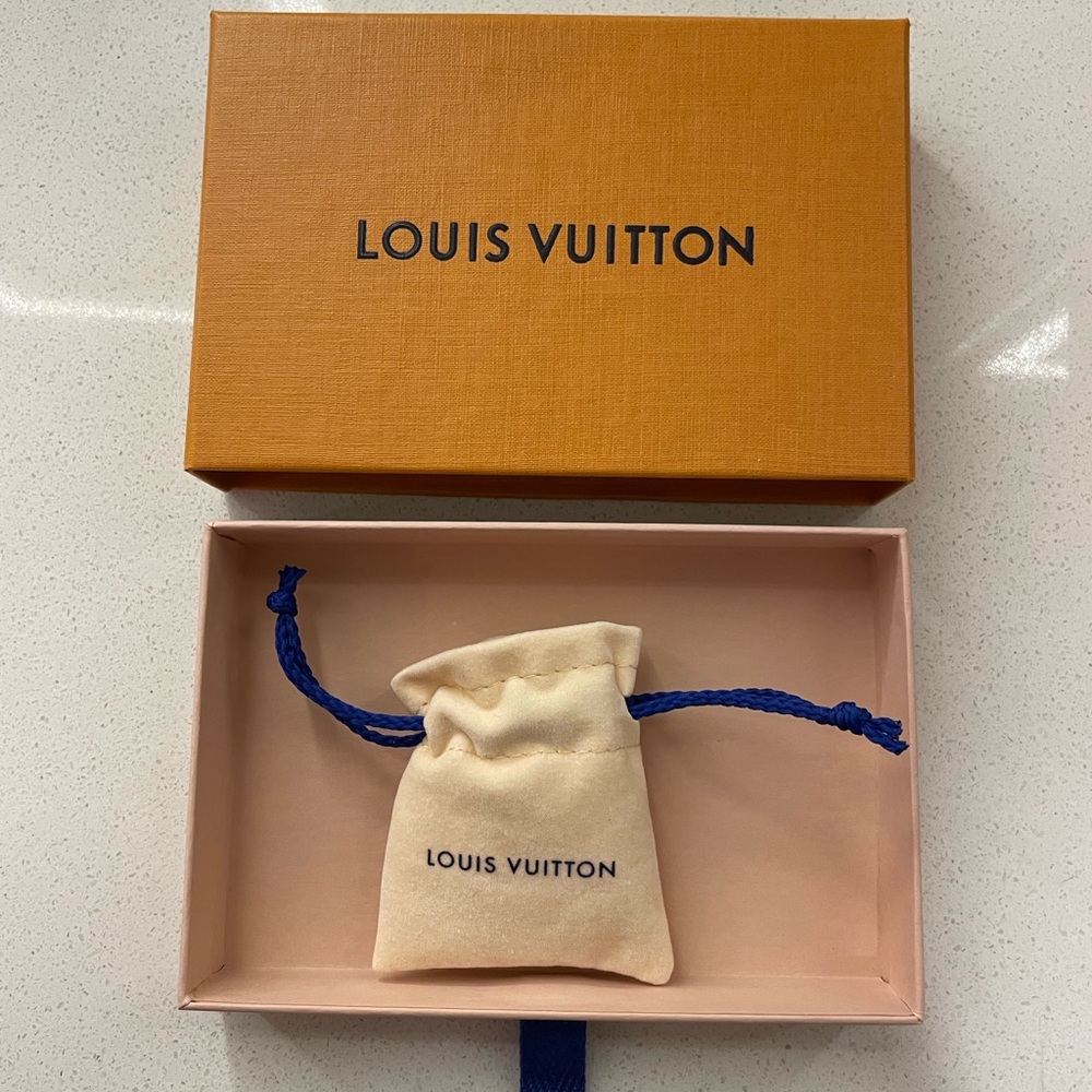 Louis Vuitton Gold LV Necklace with Heart Pendant - Picture 5 of 12